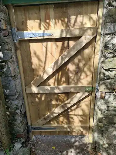 Side gate